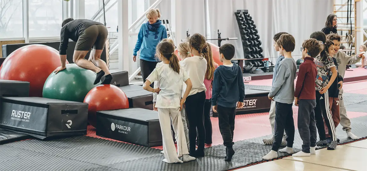 Clase de circo para niños y niñas en Madrid en El Invernadero