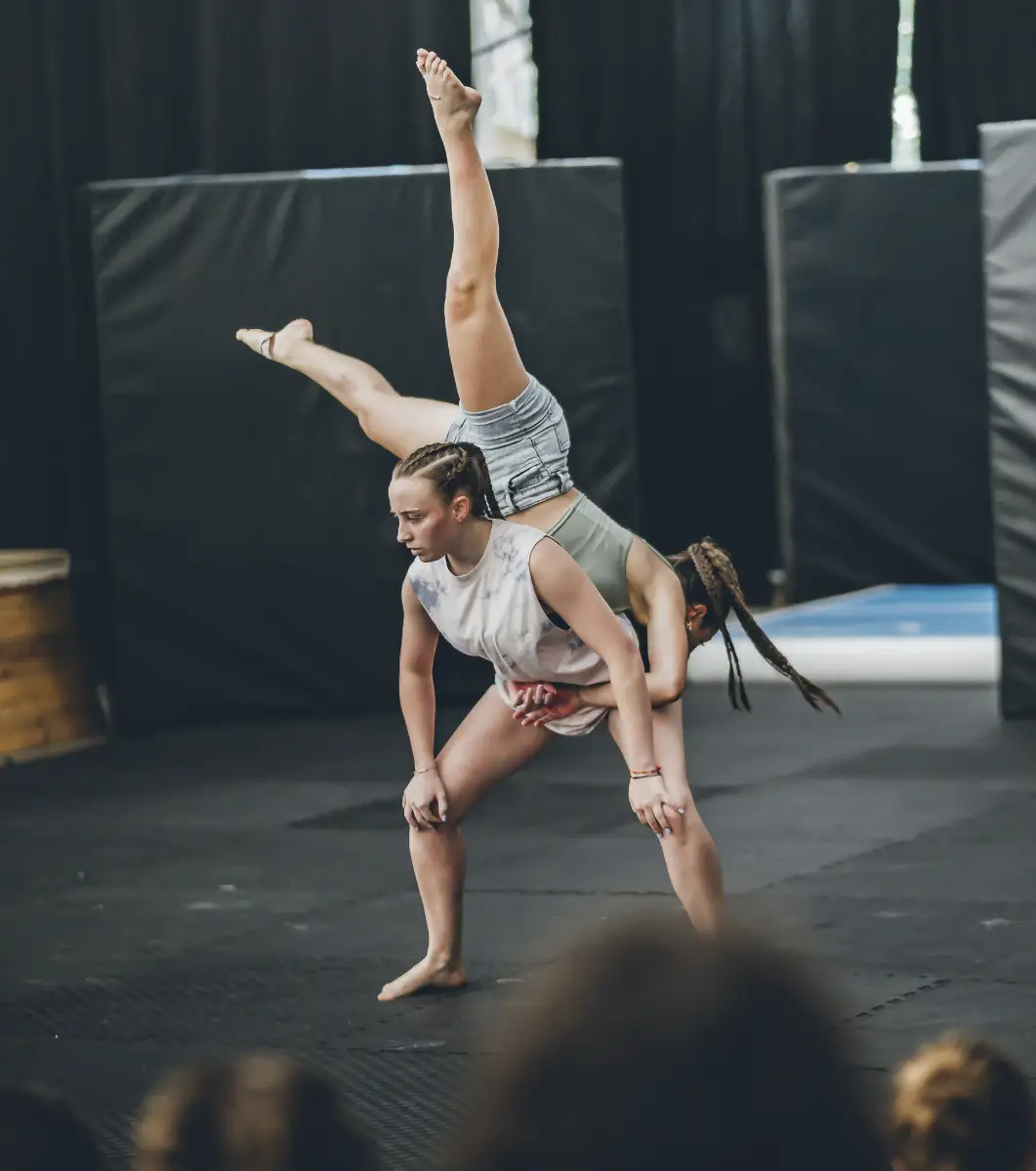 Acrobacias campamento circo en El Invernadero Circo