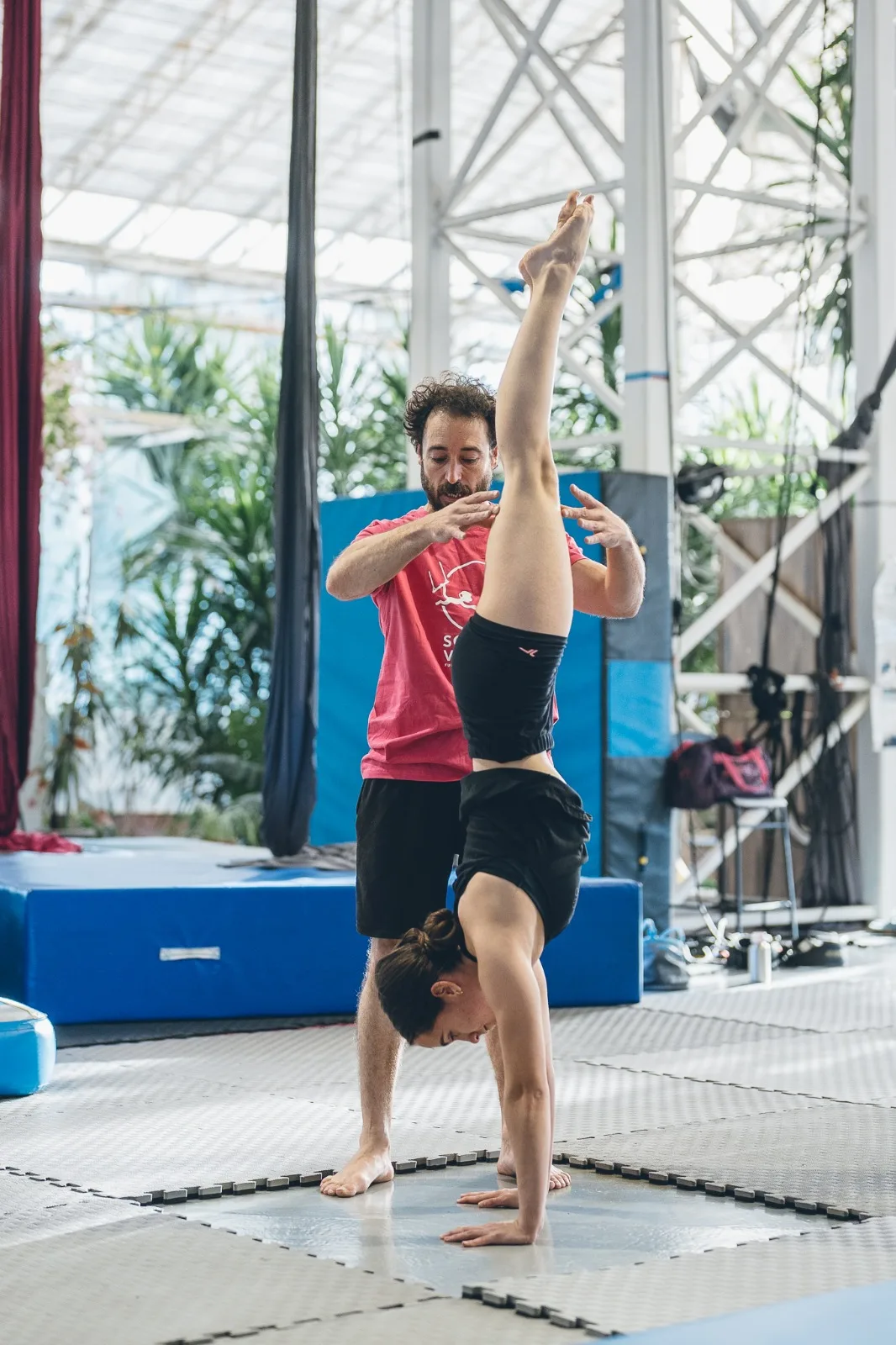 Clases de verticales o equilibrios sobre manos en El Invernadero Circo (Madrid)