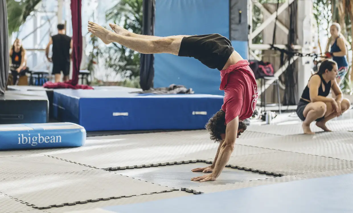 Clase de verticales y handstand en El Invernadero